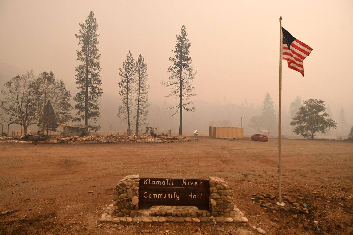 Klamath River Community Hall steht auf dem Schild im Vordergrund. Doch der Gemeindesaal ist völlig abgebrannt.