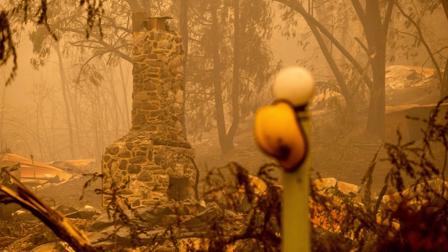 Wie ein Mahnmal ragt dieser Kamin aus den Überresten eines niedergebrannten Hauses hervor