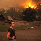 Besorgt blickt Angela Crawford auf das McKinney-Feuer an einem Hang oberhalb ihres Hauses im Klamath National Forest
