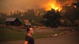 Besorgt blickt Angela Crawford auf das McKinney-Feuer an einem Hang oberhalb ihres Hauses im Klamath National Forest