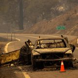 Und auch dieses Auto auf dem Highway nahe der Stadt Yreka zog einen Anhänger, bevor beides ein Raub der Flammen wurde
