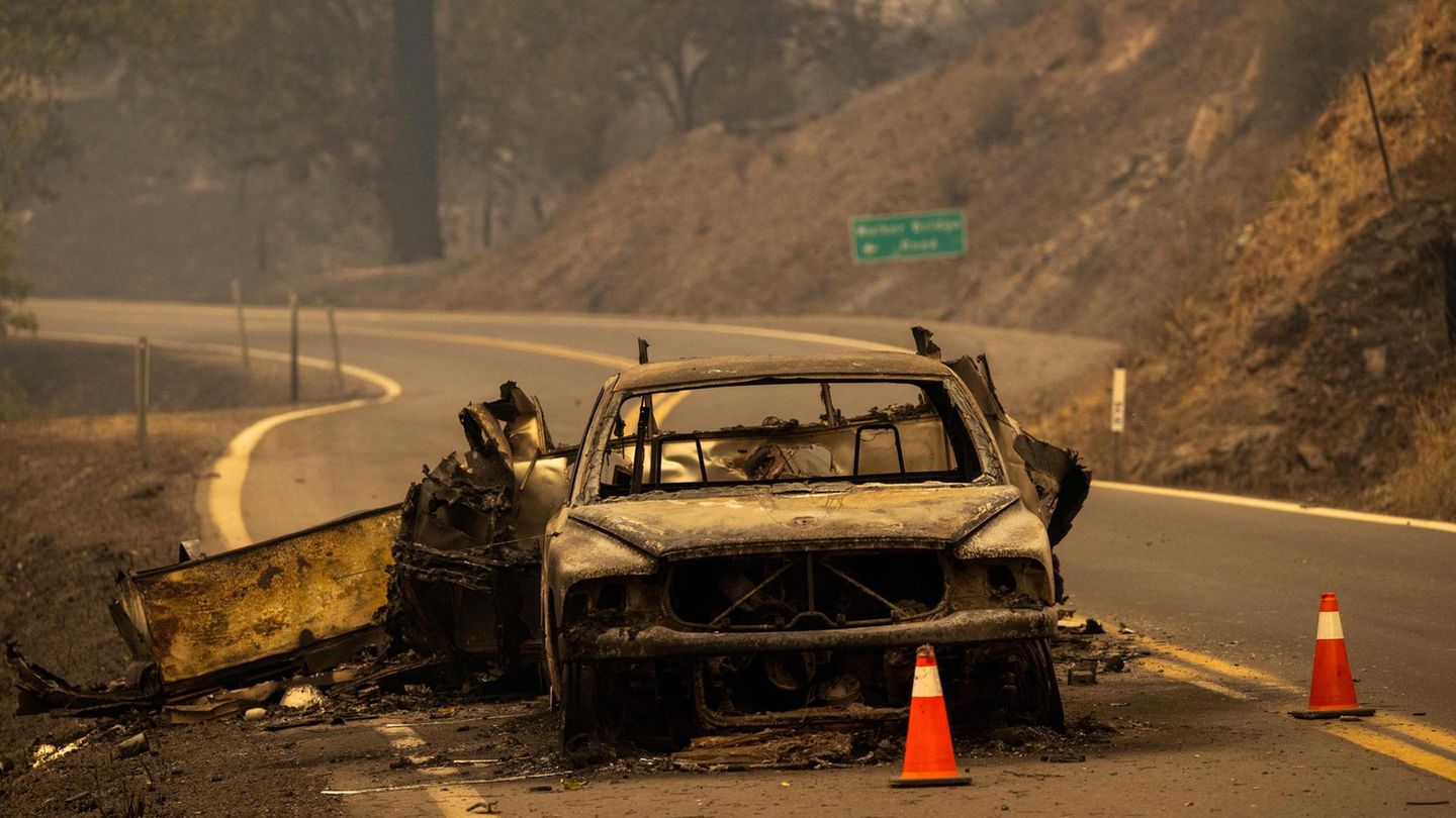 Und auch dieses Auto auf dem Highway nahe der Stadt Yreka zog einen Anhänger, bevor beides ein Raub der Flammen wurde