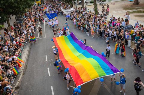Zahlreiche Menschen nehmen an der Polit-Parade des Christopher Street Days (CSD) in Stuttgart teil