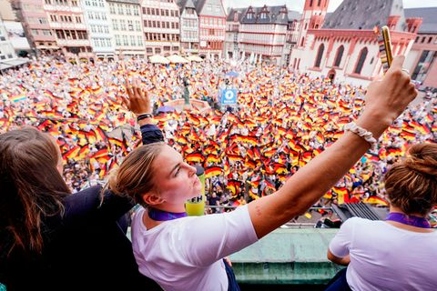 Empfang am Römer: Laura Freigang macht auf dem Balkon des Römer ein Selfie. 