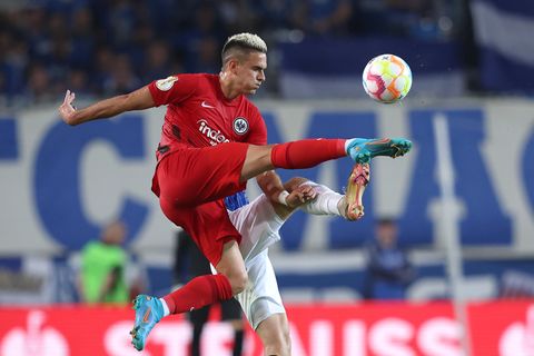 Frankfurts Rafael Borré klärt den Ball
