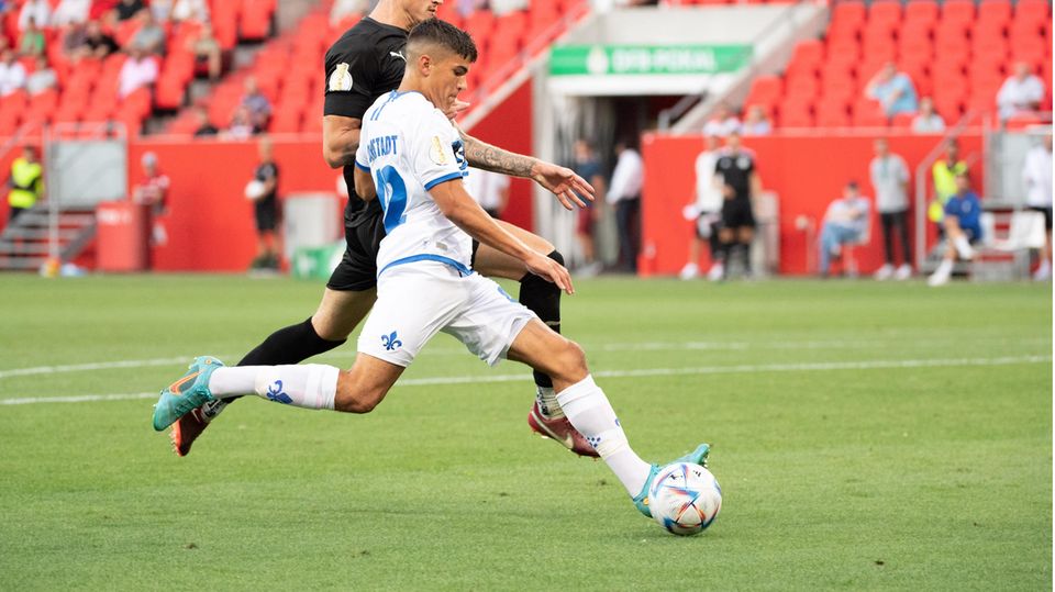 Calvin Brackelmann vom FC Ingolstadt (l) und Fabio Torsiello vom SV Darmstadt im Zweikampf um den Ball