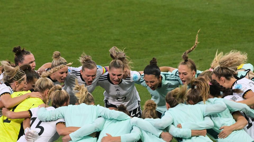 Die deutschen Fußball-Frauen schwören sich auf das bevorstehende Spiel ein