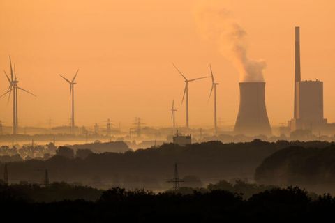 Klimawandel: Ein Kohlekraftwerk nahe Hannover im Sonnenaufgang