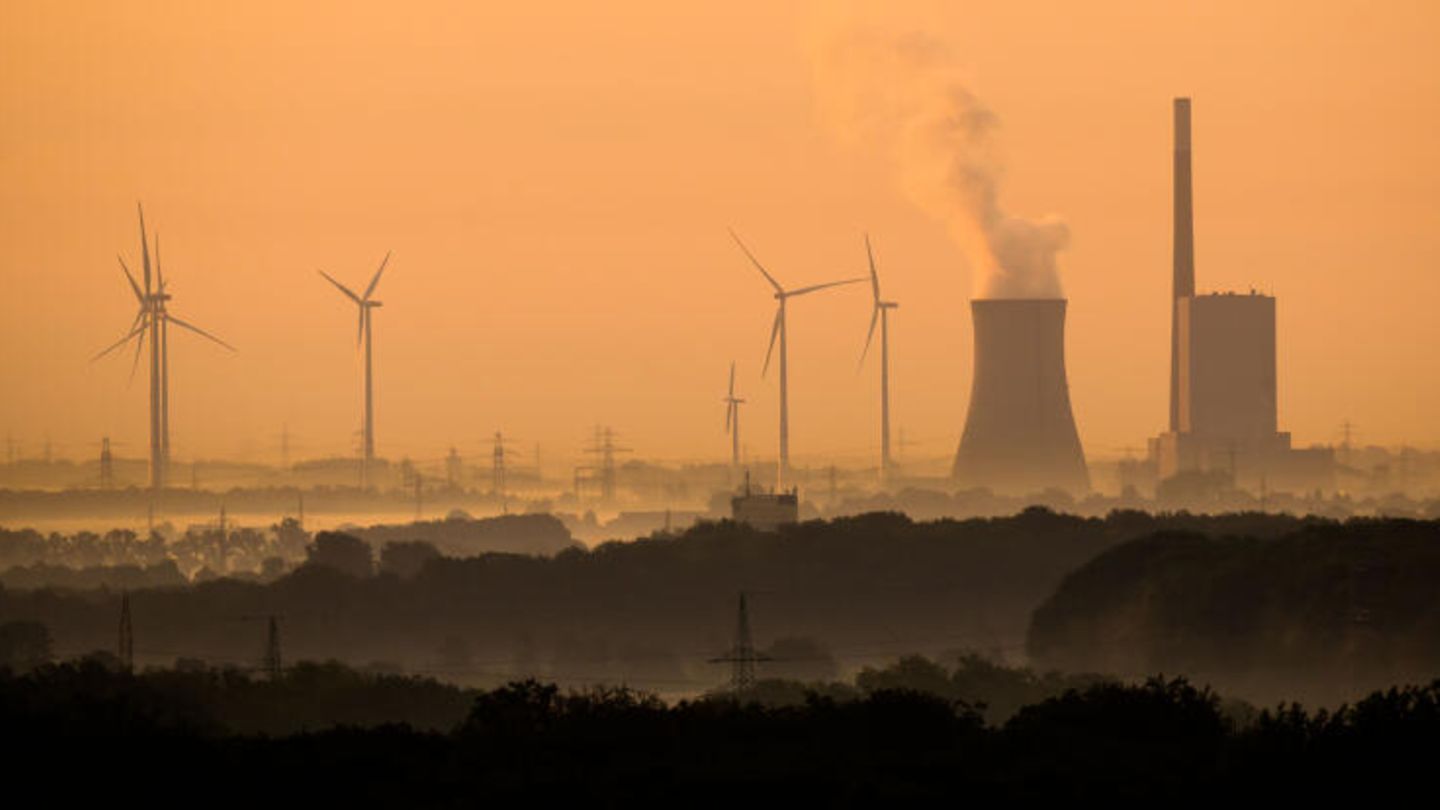 Klimawandel: Ein Kohlekraftwerk nahe Hannover im Sonnenaufgang