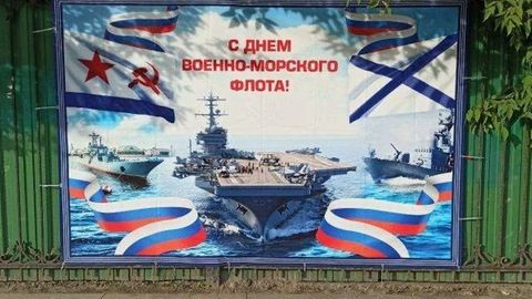 PR-Panne: Putin-Plakat feiert die "mächtigste Marine der Welt" – mit dem Bild eines US-Flugzeugträgers
