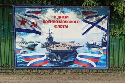 PR-Panne: Putin-Plakat feiert die "mächtigste Marine der Welt" – mit dem Bild eines US-Flugzeugträgers