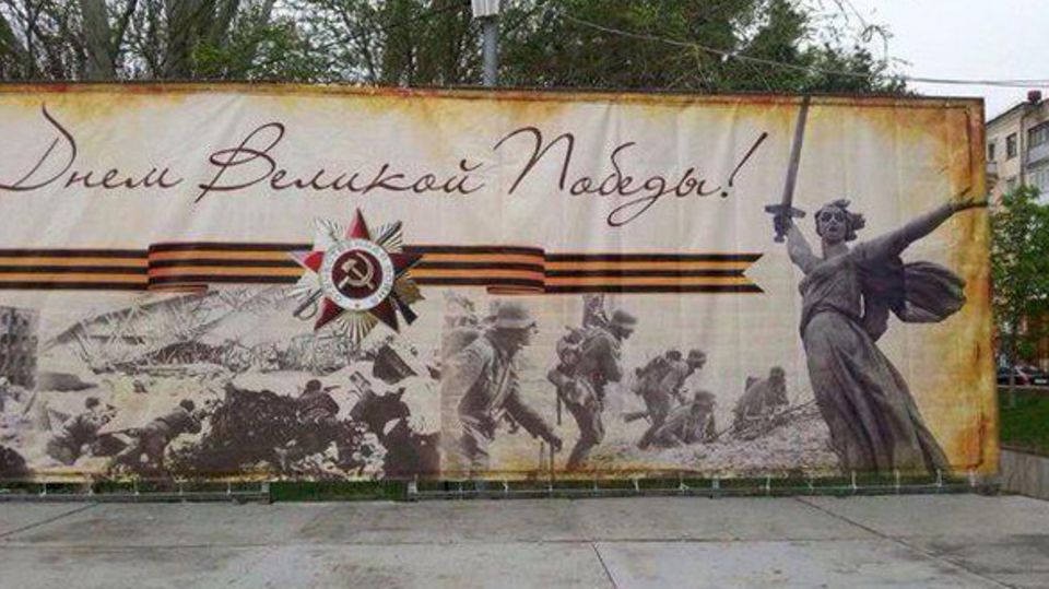 Hier stürmen deutsche Wehrmachtssoldaten zum Ruhm der UdSSR voran.