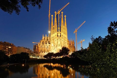 Die Sagrada Familia bei Abenddämmerung