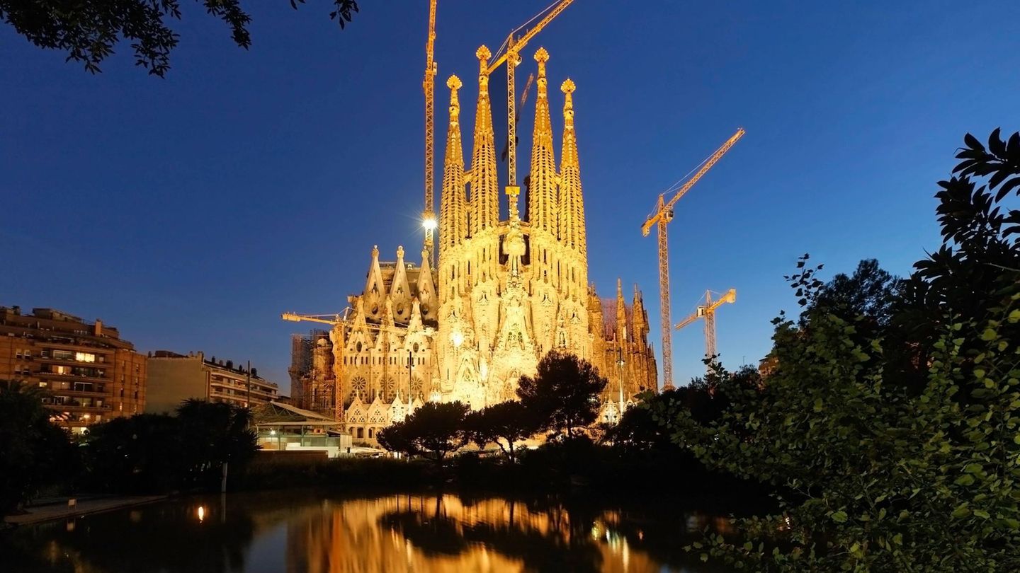Die Sagrada Familia bei Abenddämmerung