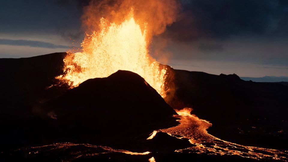 Der Vulkan Fagradalsfjall auf der Halbinsel Reykjanes im Südwesten Islands während eines Ausbruchs 2021