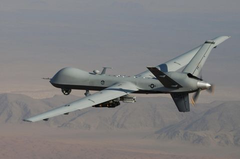 US-Drohne MQ-9 Reaper bewaffnet mit Hellfire-Raketen und BU-12-Paveway-Bomben.
