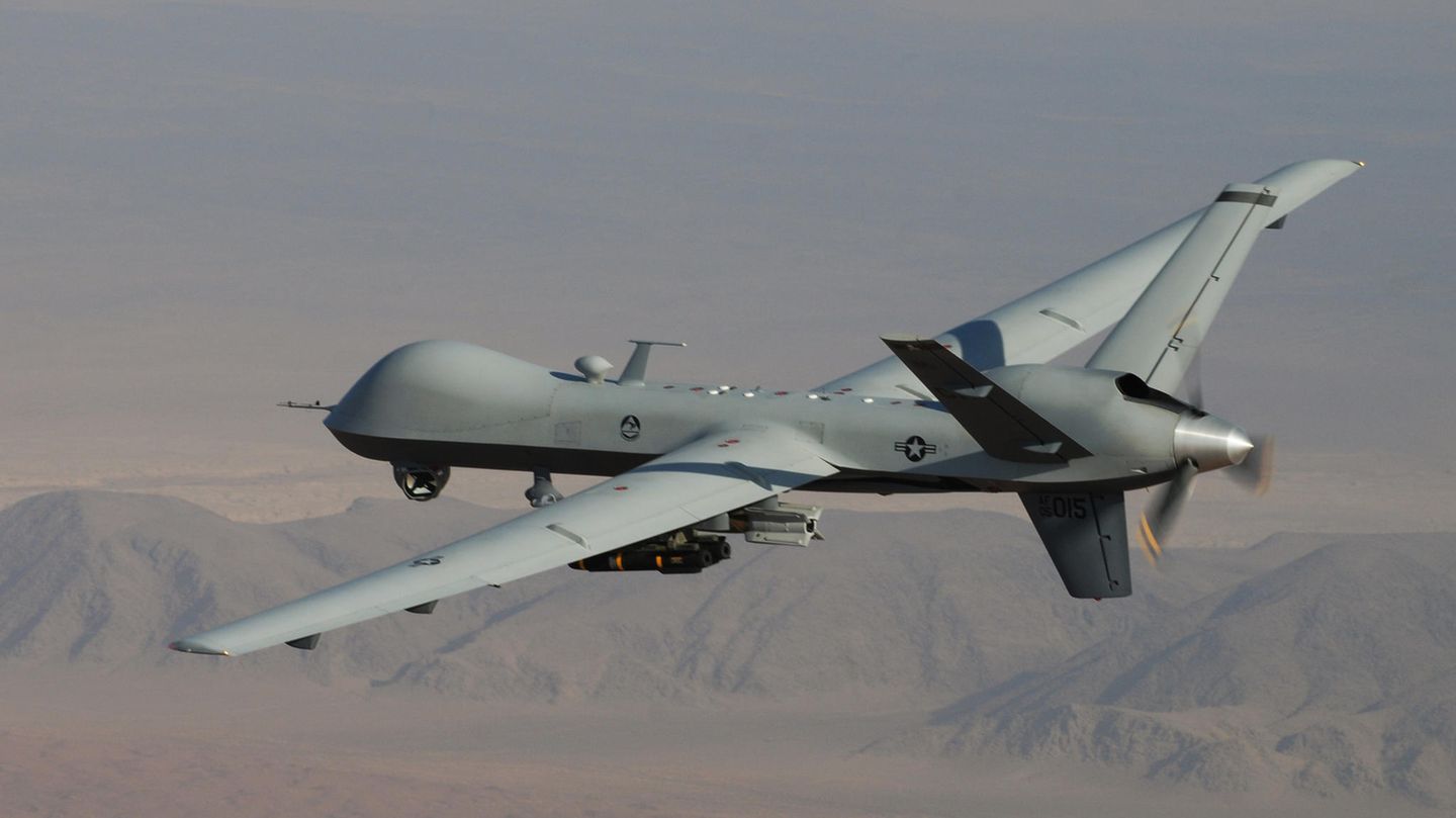 US-Drohne MQ-9 Reaper bewaffnet mit Hellfire-Raketen und BU-12-Paveway-Bomben.