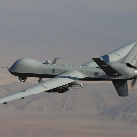 US-Drohne MQ-9 Reaper bewaffnet mit Hellfire-Raketen und BU-12-Paveway-Bomben.