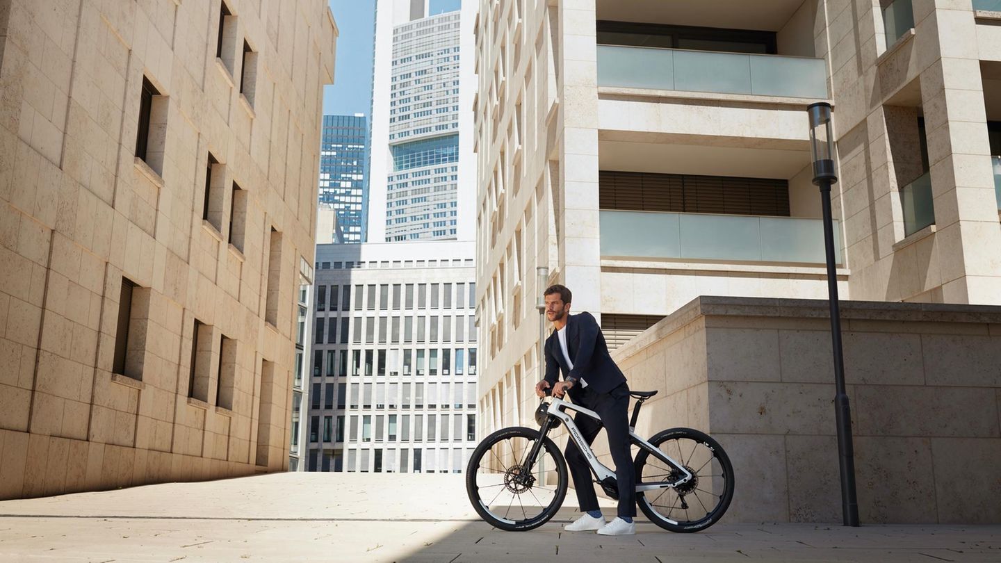 Ein Mann lehnt sich auf ein Fahrrad