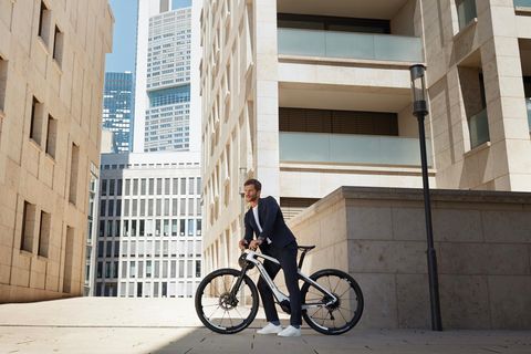 Ein Mann lehnt sich auf ein Fahrrad