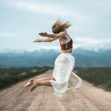 Eine Frau springt in die Luft.