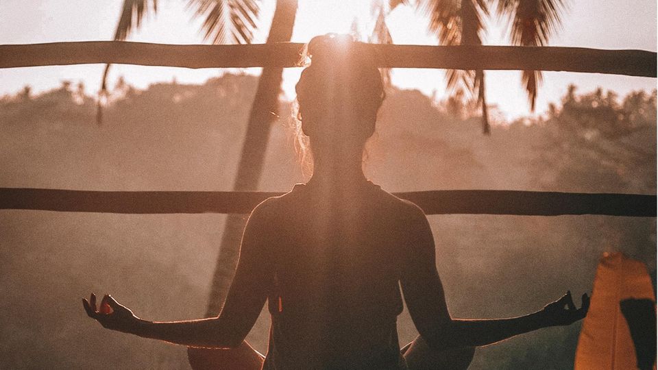 Bewusstes Erleben  Achtsamkeit ist heute ein regelrechter Trend. Meditation, Yoga und das Leben im Hier und Jetzt sind also für viele Menschen nichts Neues mehr. Trotzdem kommt es hier auf die Überzeugung dahinter an. Sobald Achtsamkeit nichtmehr Mittel zum Zweck ist, sondern aus dem echten Bedürfnis heraus gemacht wird, den Moment wirklich zu erleben, kann es zum Lebenssinn werden.