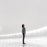 Eine Frau blickt fragend in die Höhe.