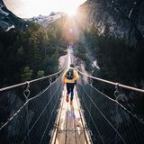 Ein Mann rennt eine Hängebrücke entlang.