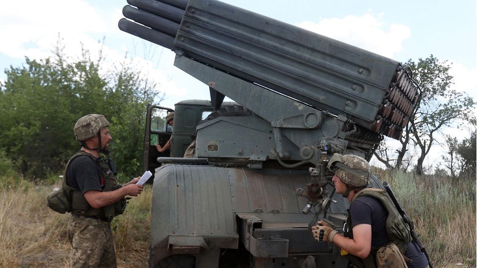Ukrainische Soldaten mikt einem Mehrfachraketenwerfer vom Tyo Grad BM-21.