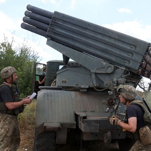 Ukrainische Soldaten mikt einem Mehrfachraketenwerfer vom Tyo Grad BM-21.