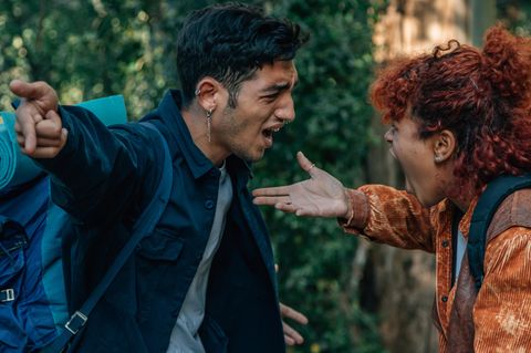 Beziehungsstreit im Urlaub: Ein Mann und eine Frau schreien sich an