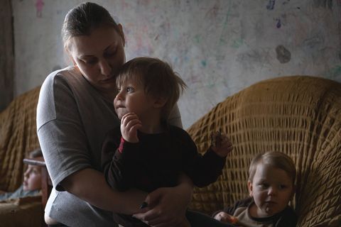 Ukrainische Mutter mit ihrem Kind