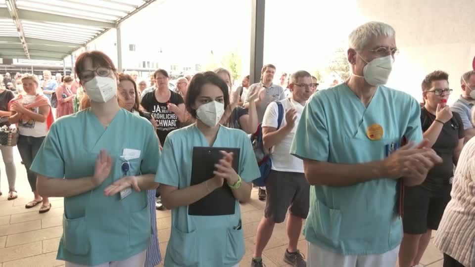 Video: Klinikmitarbeiter im Warnstreik