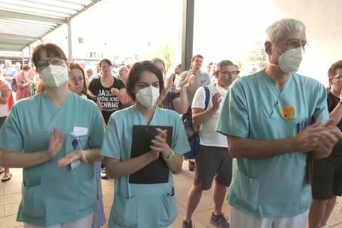 Video: Klinikmitarbeiter im Warnstreik