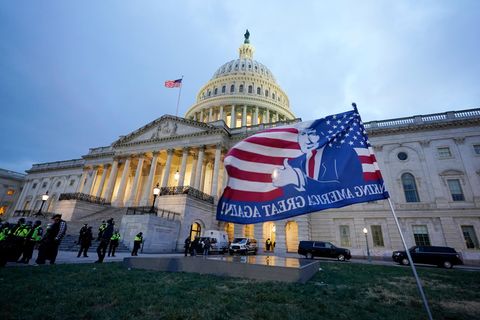 Eine Flagge, die von einem Trump Anhänger nach dem Sturm auf das US-Kapitol am 6. Januar 2021 zurückgelassen wurde