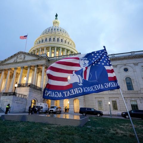 Eine Flagge, die von einem Trump Anhänger nach dem Sturm auf das US-Kapitol am 6. Januar 2021 zurückgelassen wurde