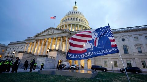 Eine Flagge, die von einem Trump Anhänger nach dem Sturm auf das US-Kapitol am 6. Januar 2021 zurückgelassen wurde