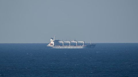 Das Frachtschiff "Razoni" kommt an der Einfahrt zum Bosporus an.