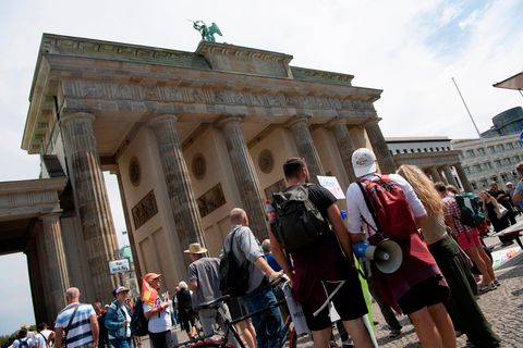 Teilnehmer der Demonstration "Uneingeschränkte Wiederherstellung sämtlicher Grundrechte" stehen am Brandenburger Tor