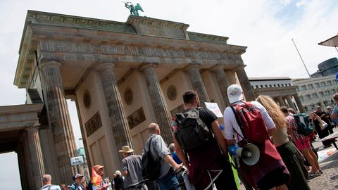 Teilnehmer der Demonstration "Uneingeschränkte Wiederherstellung sämtlicher Grundrechte" stehen am Brandenburger Tor