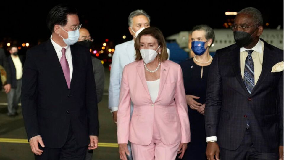 Nancy Pelosi, Sprecherin des US-Repräsentantenhauses, nach ihrer Ankunft am Flughafen von Taipeh