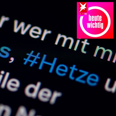 Auf dem Bildschirm eines Smartphones sieht man die Hashtags Hass und Hetze in einem Twitter-Post