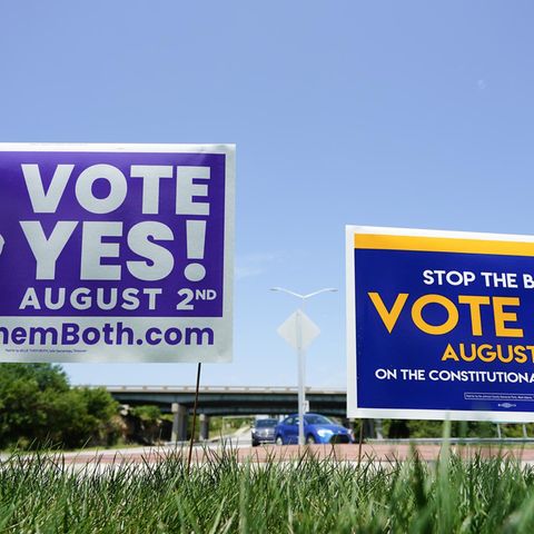 Plakate von Abtreibungsgegnern und -befürwortern stehen an einer Straße in Overland Park, Kansas