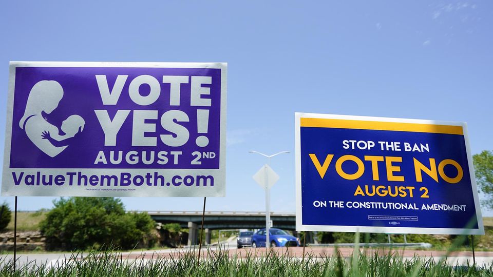 Plakate von Abtreibungsgegnern und -befürwortern stehen an einer Straße in Overland Park, Kansas