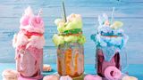 Solche zuckerhaltigen Getränke wie obige Milchshakes spülen die Zähne mit klebrigen und zuckerhaltigen Lösungen und sind obendrein säurehaltig. "Unsere Zähne beginnen abzubrechen, wenn der Säuregehalt im Mund unter einen pH-Wert von 5,5 sinkt", sagt Dr. Rocio Quinonez, Professorin für Kinderzahnheilkunde an der University of North Carolina in Chapel Hill der "New York Times". "Limonaden haben in der Regel einen pH-Wert von etwa 3 bis 4".