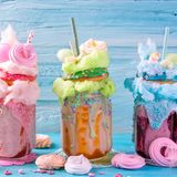 Solche zuckerhaltigen Getränke wie obige Milchshakes spülen die Zähne mit klebrigen und zuckerhaltigen Lösungen und sind obendrein säurehaltig. "Unsere Zähne beginnen abzubrechen, wenn der Säuregehalt im Mund unter einen pH-Wert von 5,5 sinkt", sagt Dr. Rocio Quinonez, Professorin für Kinderzahnheilkunde an der University of North Carolina in Chapel Hill der "New York Times". "Limonaden haben in der Regel einen pH-Wert von etwa 3 bis 4".
