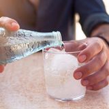 Andere kohlensäurehaltige Getränke wie Mineralwasser sind ebenfalls säurehaltig und mit Vorsicht zu genießen.