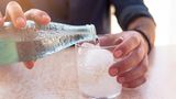 Andere kohlensäurehaltige Getränke wie Mineralwasser sind ebenfalls säurehaltig und mit Vorsicht zu genießen.