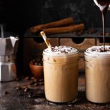 Das Gleiche gilt für Kaffee und alkoholische Getränke, die oft mit Zuckersirup und Mixern konsumiert werden.