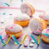 Zuckerhaltige Lebensmittel, insbesondere solche, die aus Saccharose oder Haushaltszucker bestehen, sind besonders schlecht für die Zähne, weil schädliche Bakterien auf ihnen gedeihen können.